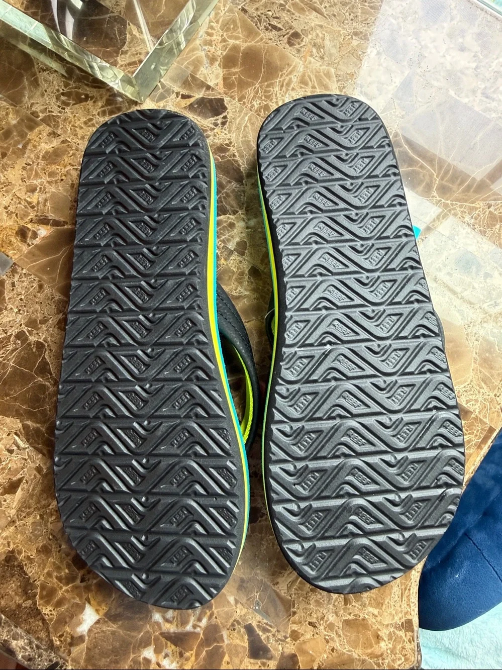 NWT Big boys size 5 Reef flip flops. Blue Coral design. Black and blue.